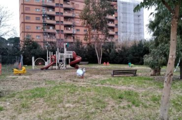 Non più nel degrado: pulito il parco giochi tra via Achille Tedeschi e via E. Torelli Viollier