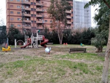 Non più nel degrado: pulito il parco giochi tra via Achille Tedeschi e via E. Torelli Viollier