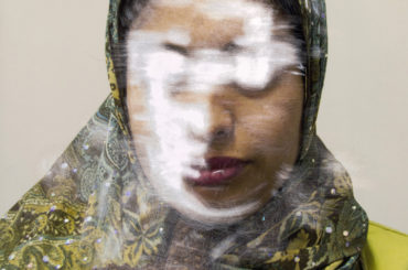 Lingering Ghosts: in mostra le “ombre sospese” negli occhi dei migranti fotografati da Sam Ivin