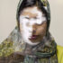 Lingering Ghosts: in mostra le “ombre sospese” negli occhi dei migranti fotografati da Sam Ivin