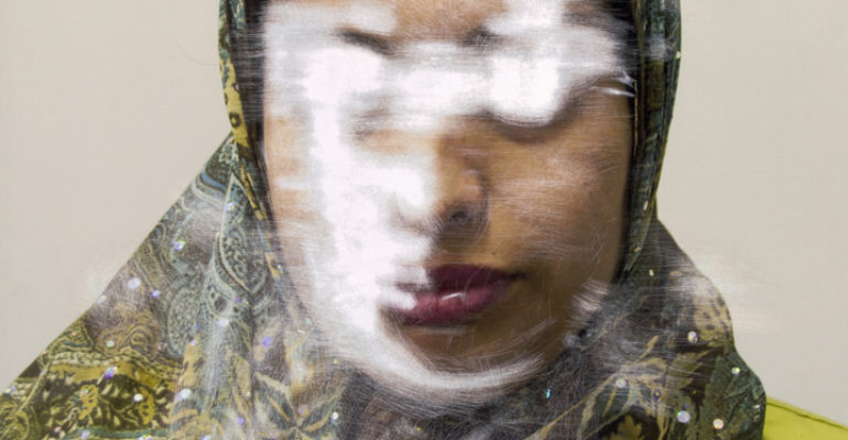 Lingering Ghosts: in mostra le “ombre sospese” negli occhi dei migranti fotografati da Sam Ivin