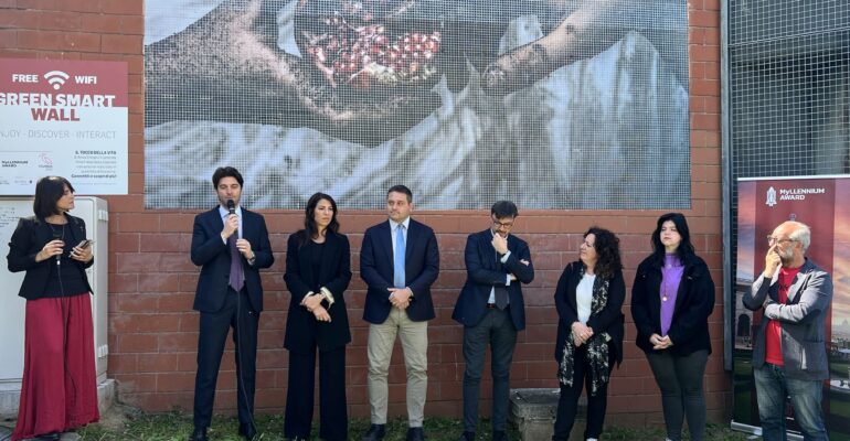 A Pietralata il nuovo mosaico digitale in bioresina: Il Tocco della Vita di Anna Crespi
