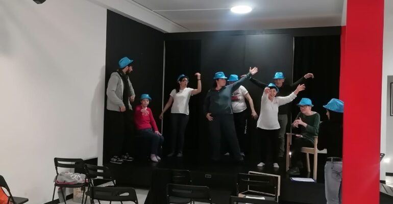 Gli ospiti della Casa Famiglia DOMUS sul palco del Piccolo Teatro in “Che spettacolo facciamo?”
